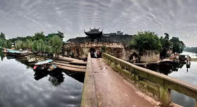 从就业的角度来说，男孩学钢琴好还是学足球好？